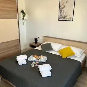apartman-ana-crno.hotelinzadar.com/